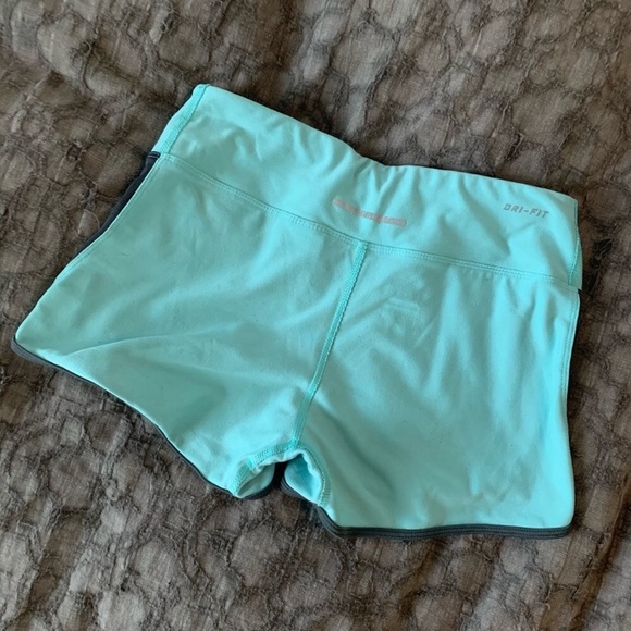 Nike yoga shorts - Picture 2 of 6